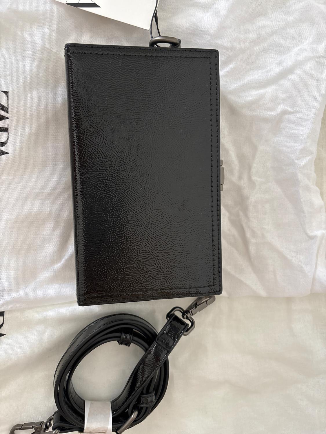 RIGID FAUX PATENT LEATHER MINI CROSSBODY BOX BAG - Image 2