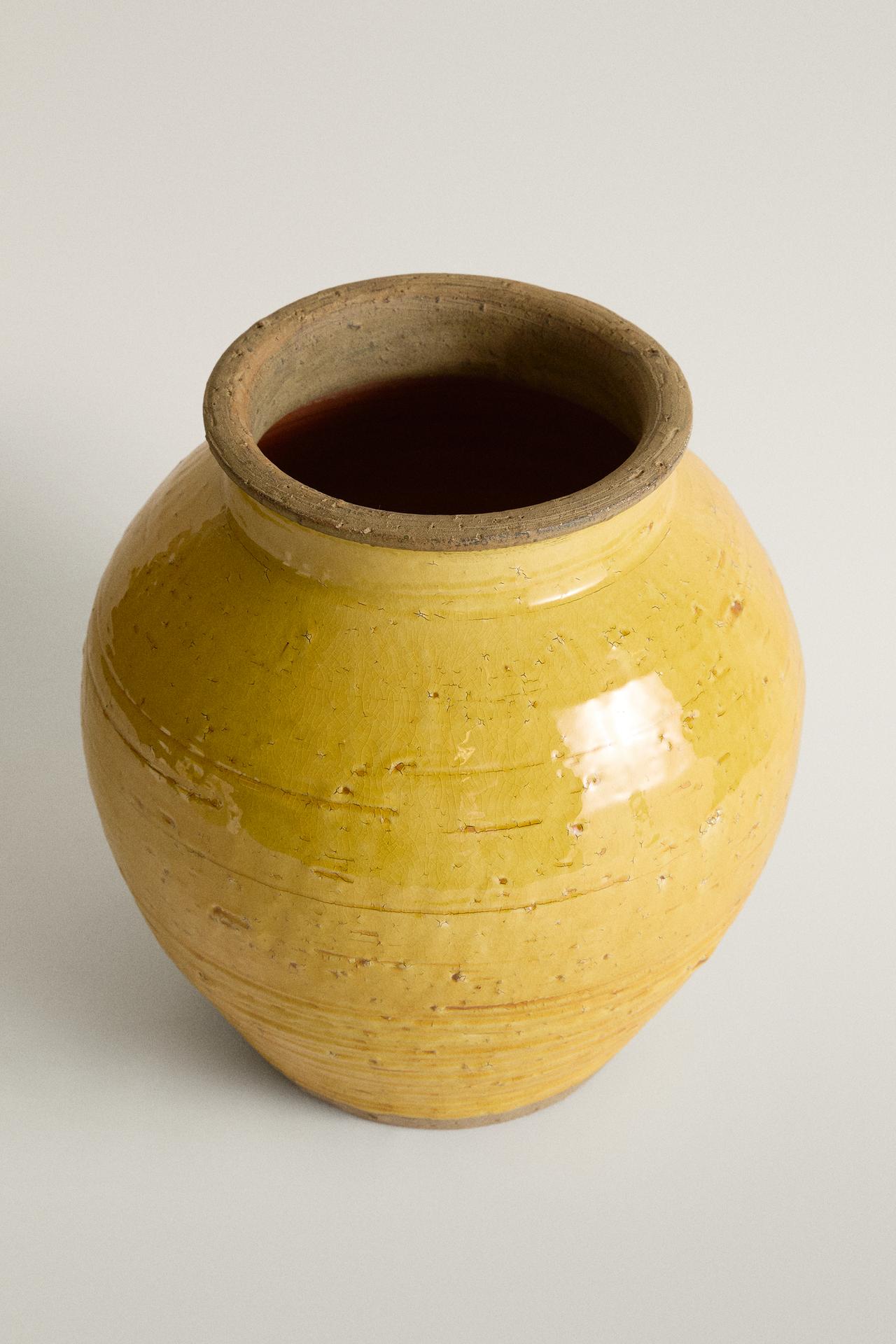 ROUND DECORATIVE CERAMIC VASE — Yellow