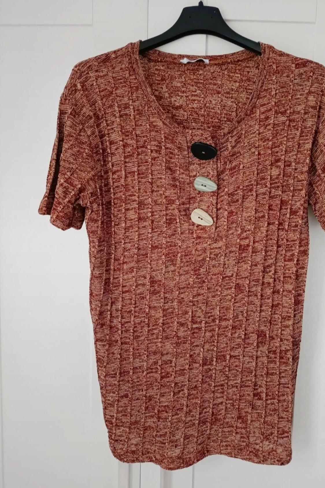 RIBBED T-SHIRT WITH BUTTONS