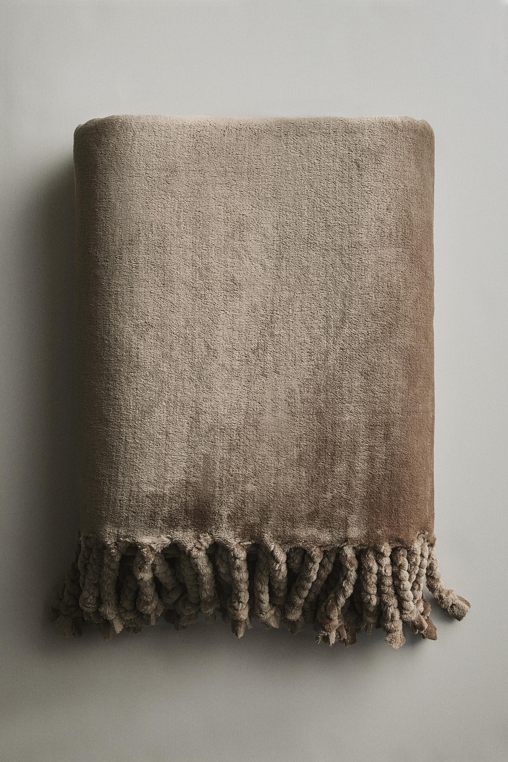 FLEECE BLANKET WITH FRINGING
