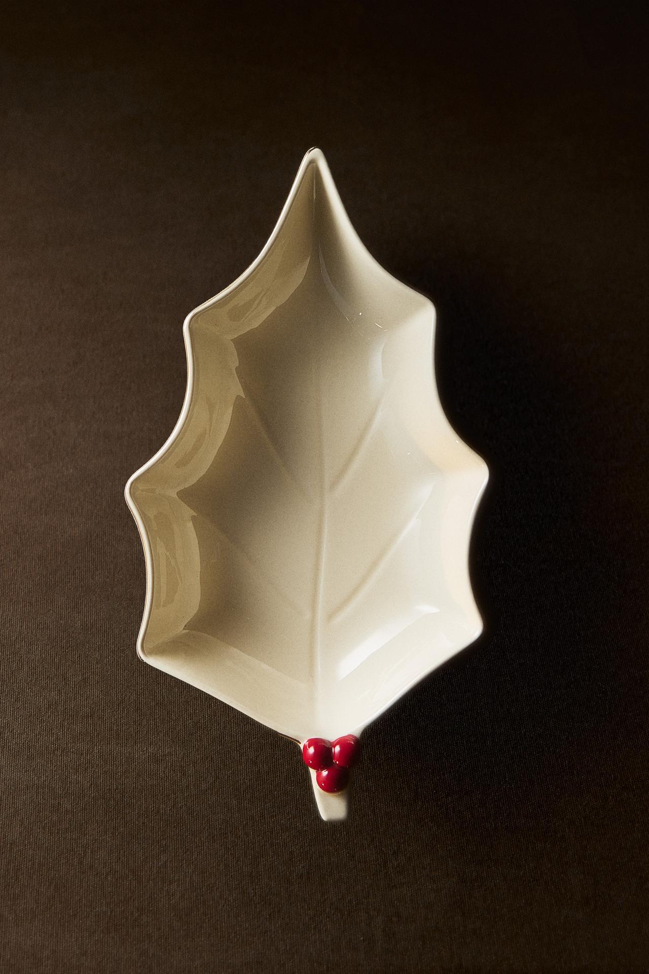CHRISTMAS HOLLY STONEWARE BOWL — Cream