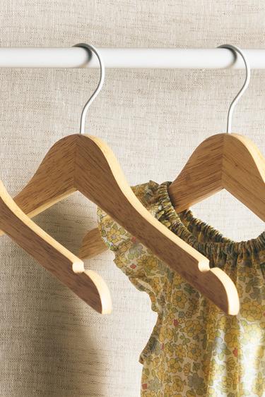 PACK OF CHILDREN’S WOODEN HANGERS (PACK OF 4) - Light beige by Zara - Image 5