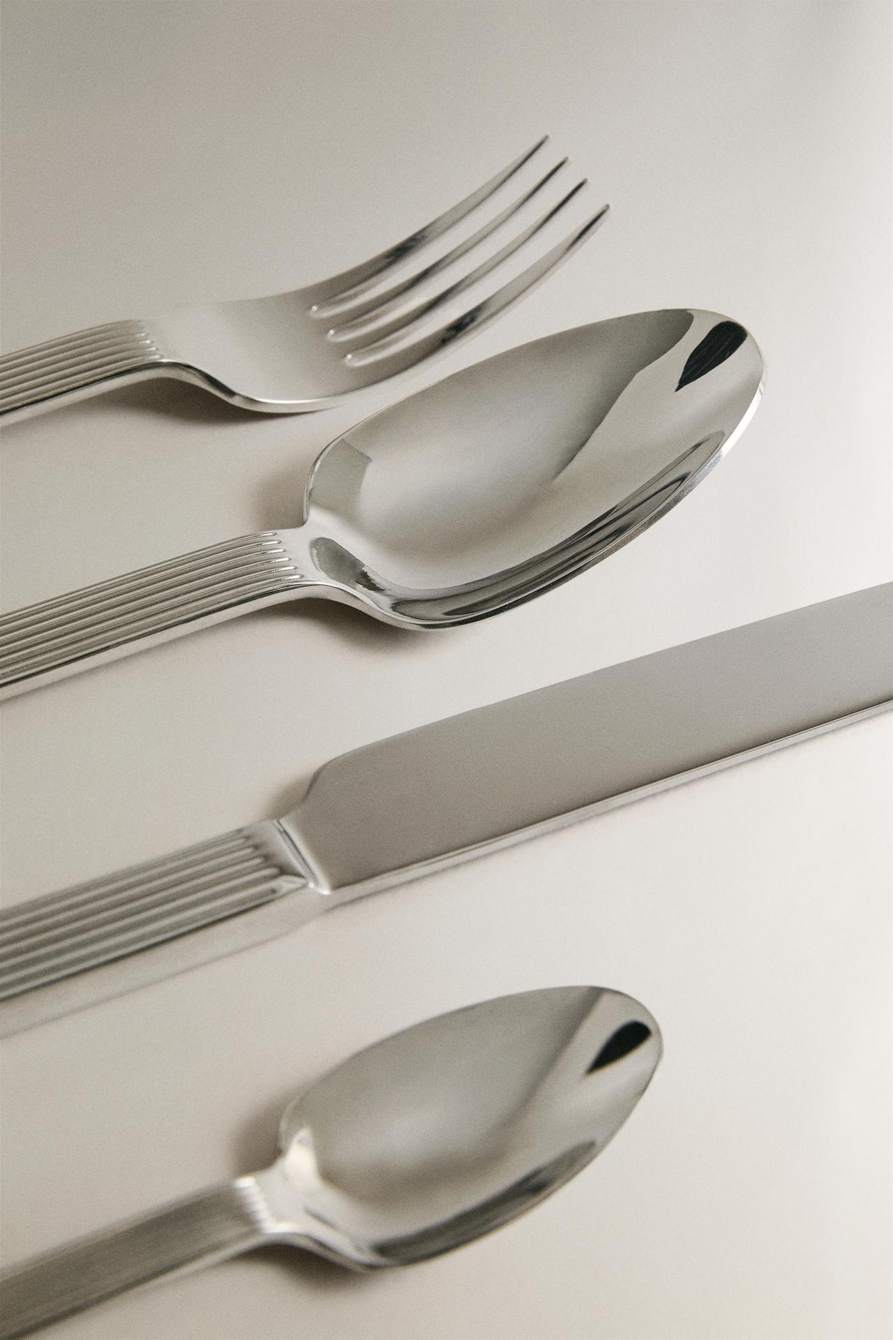 CUTLERY SET WITH GROOVED HANDLE (SET OF 4) — Steel