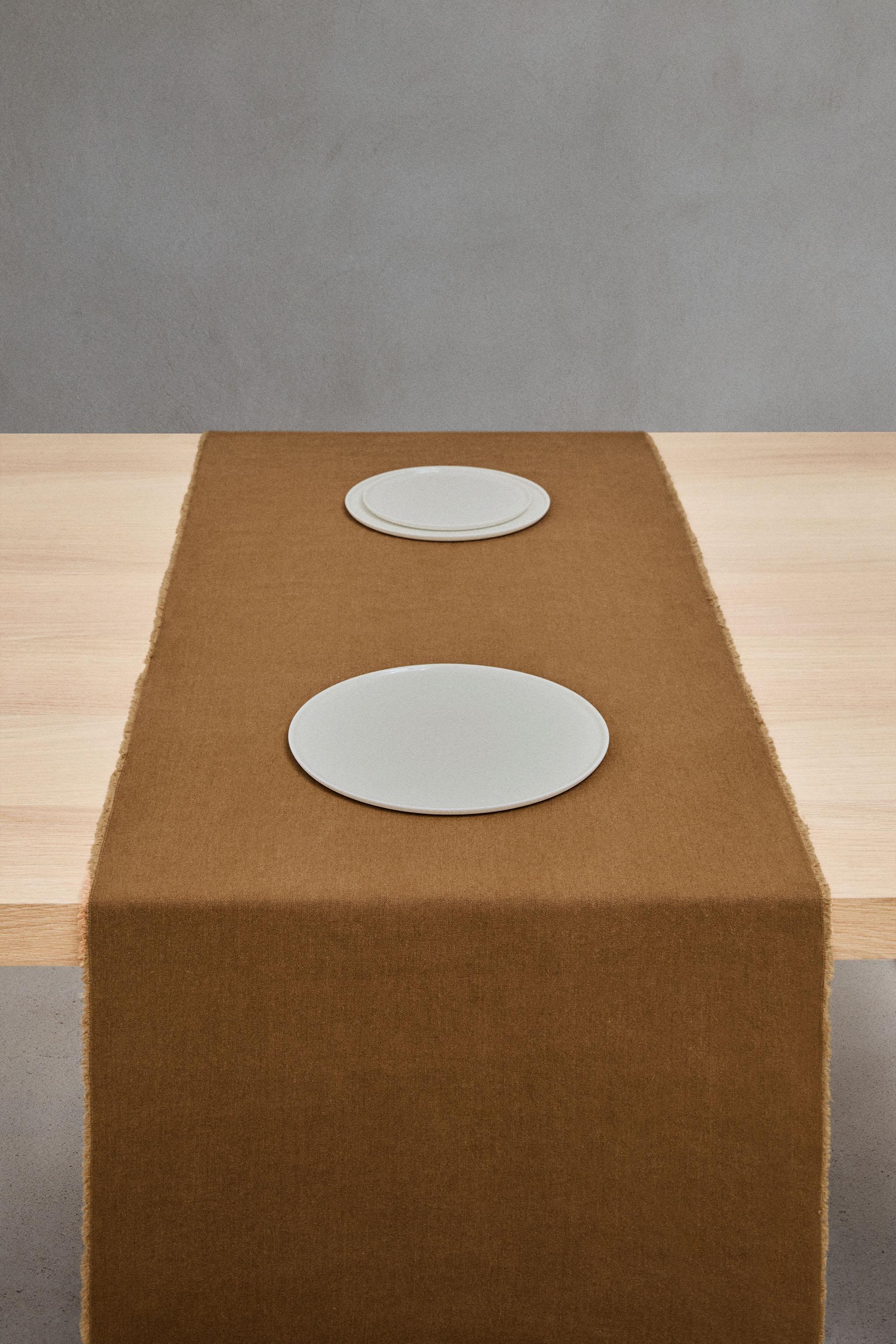 TABLE RUNNER 01 — Mustard