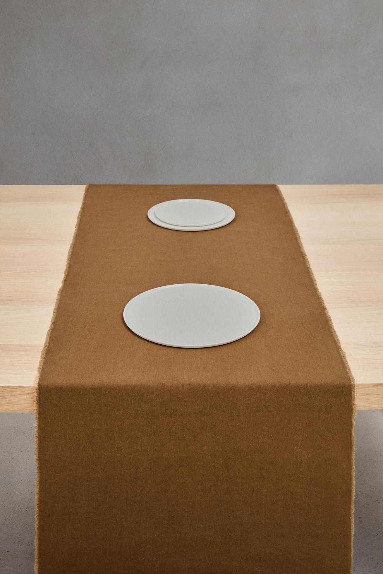 TABLE RUNNER 01 — Mustard