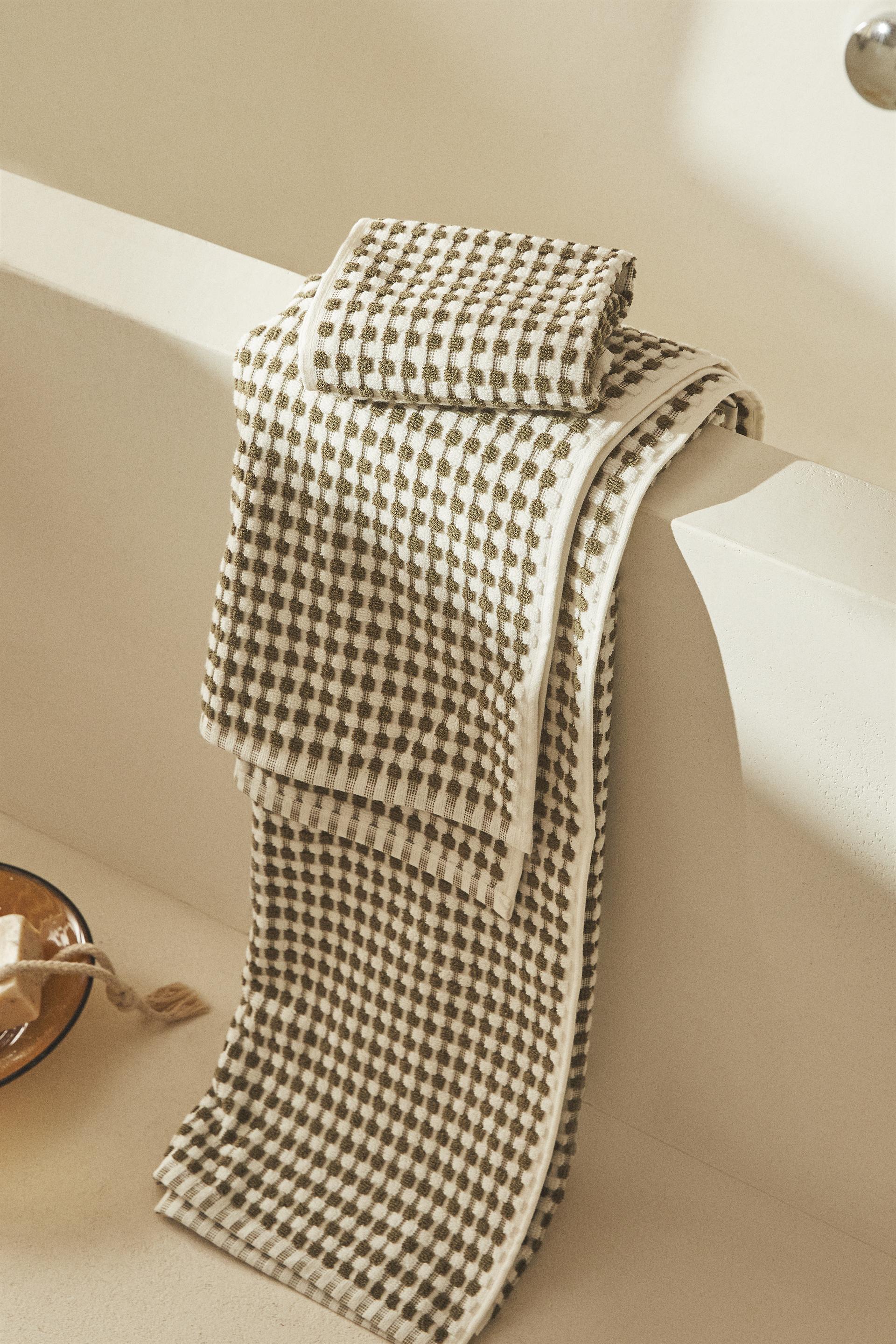 TEXTURED COTTON BATH TOWEL - Ecru / Khaki | ZARA United States