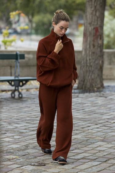 PANTALLONA TË DREJTA SOFT - tjegull e errët nga Zara