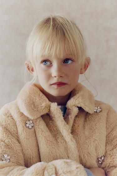 SHORT FAUX FUR COAT WITH JEWEL DETAILS - Caramel by Zara