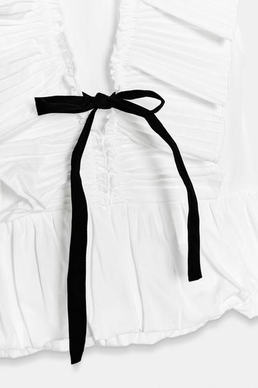 TOP MIT PLISSEE-VOLANT UND SCHLEIFE - Weiß von Zara