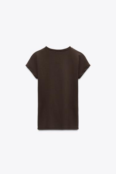 CAMISETA ESCOTE PICO - Marrón de Zara