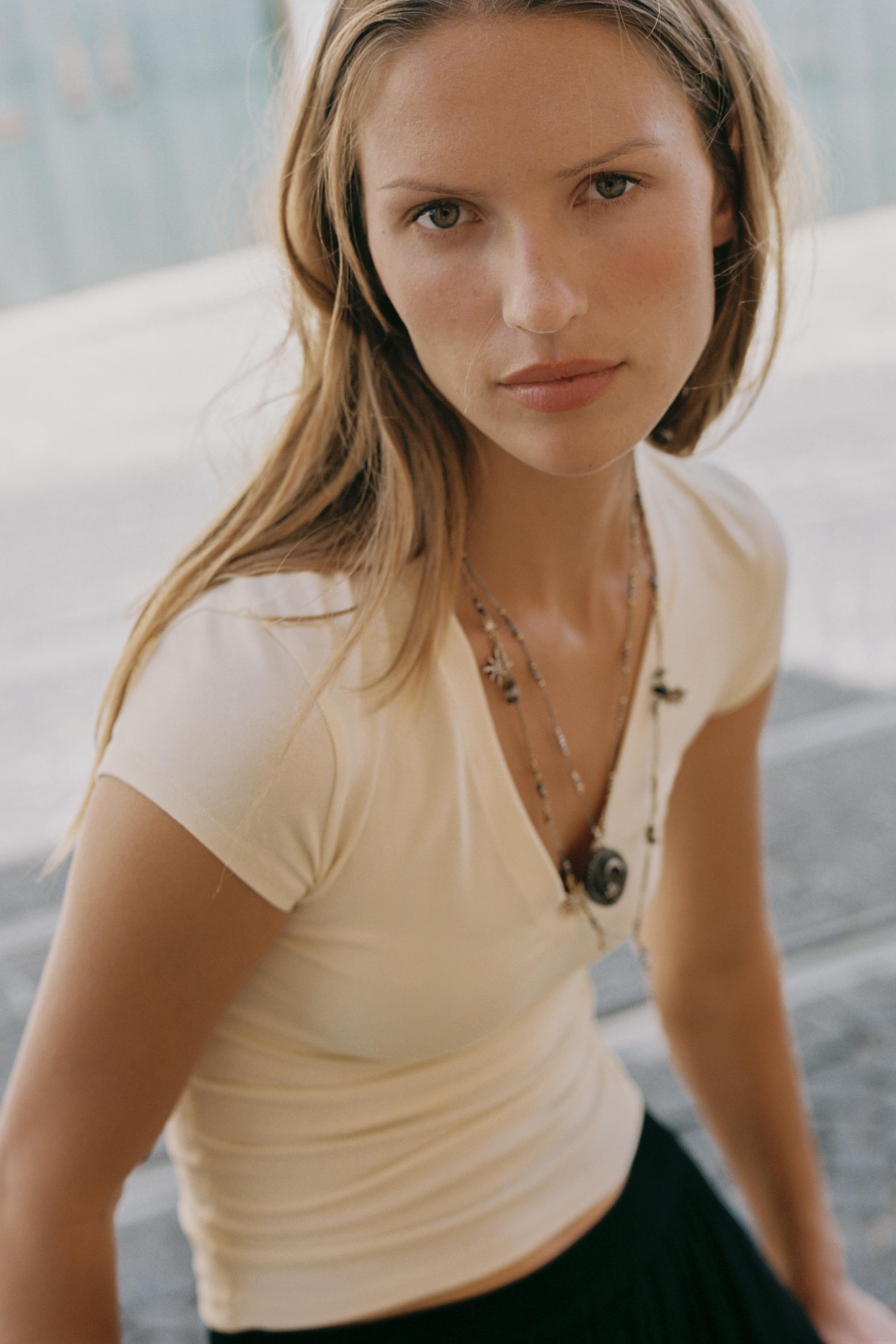 V-NECK T-SHIRT — Yellow