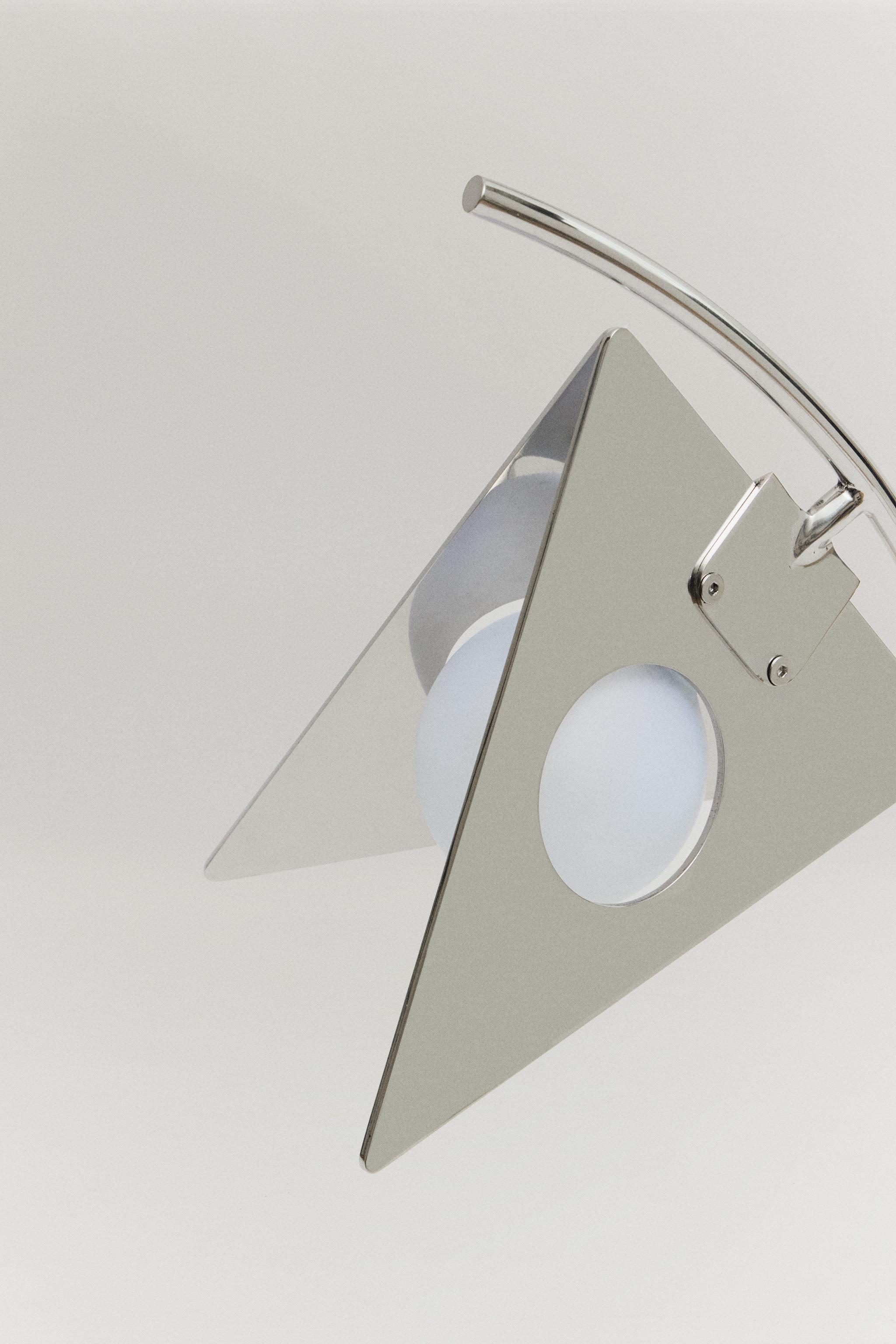 THE ORBIT WALL LAMP