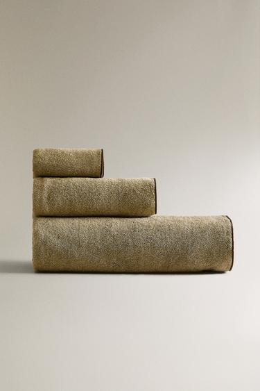 HANDTUCH AUS BAUMWOLLE MIT OVERLOCK - Helles Khaki von Zara - Bild 0