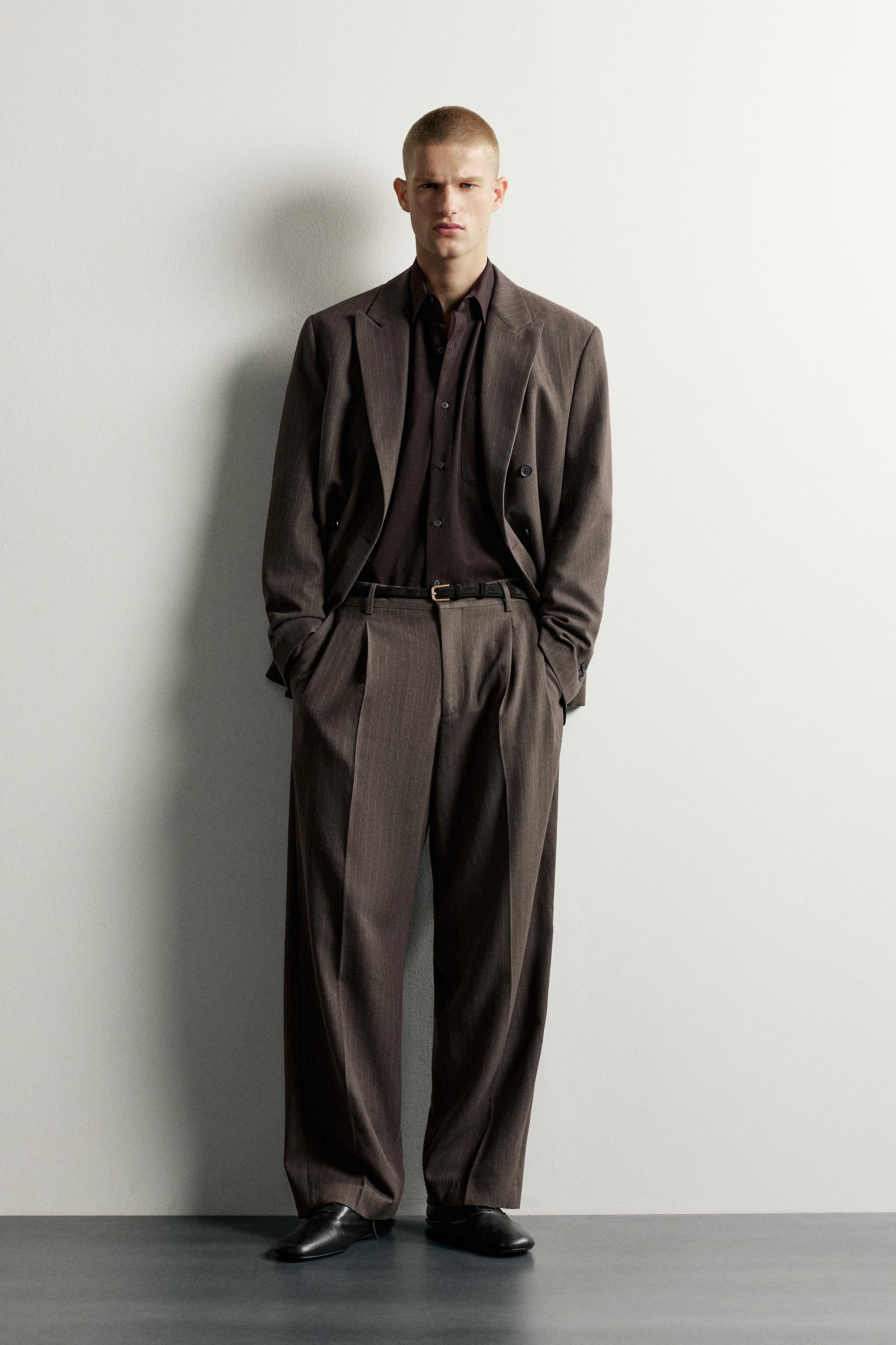 PANTALON COSTUME À RAYURES ET PLIS