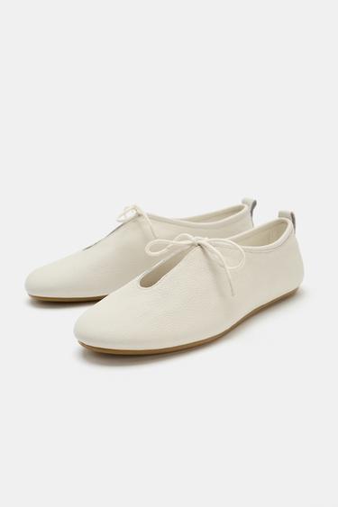 CHAUSSURES PLATES EN CUIR À LACETS - Blanc écru de Zara - Image 3