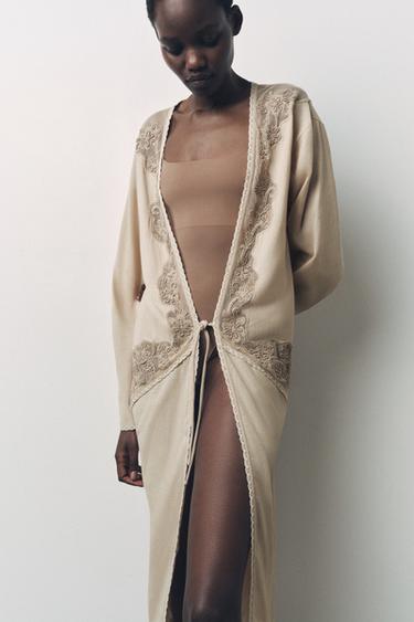 KIMONO LUNGO RICAMI E PERLINE - Beige di Zara