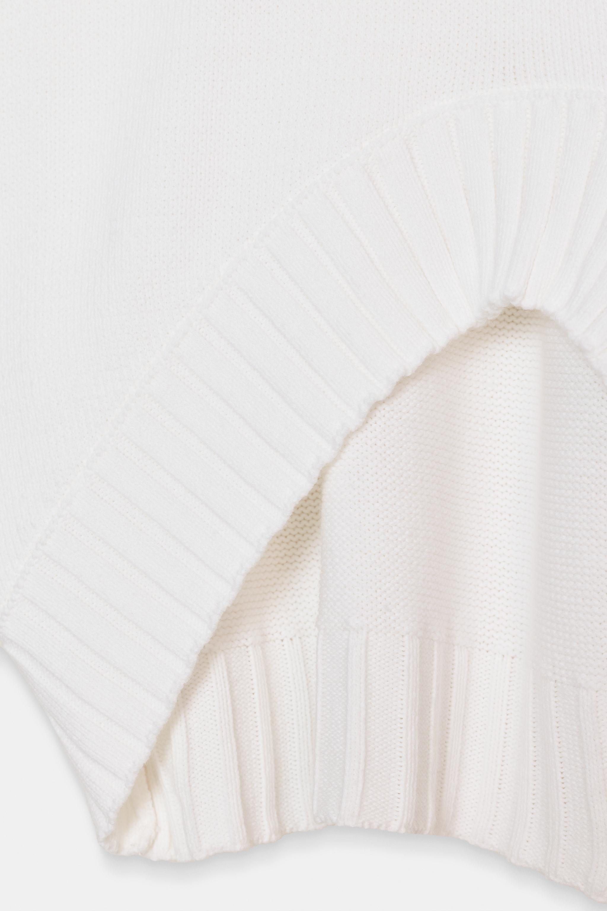 PULL EN MAILLE À MANCHES COURTES ET BAS ASYMÉTRIQUE