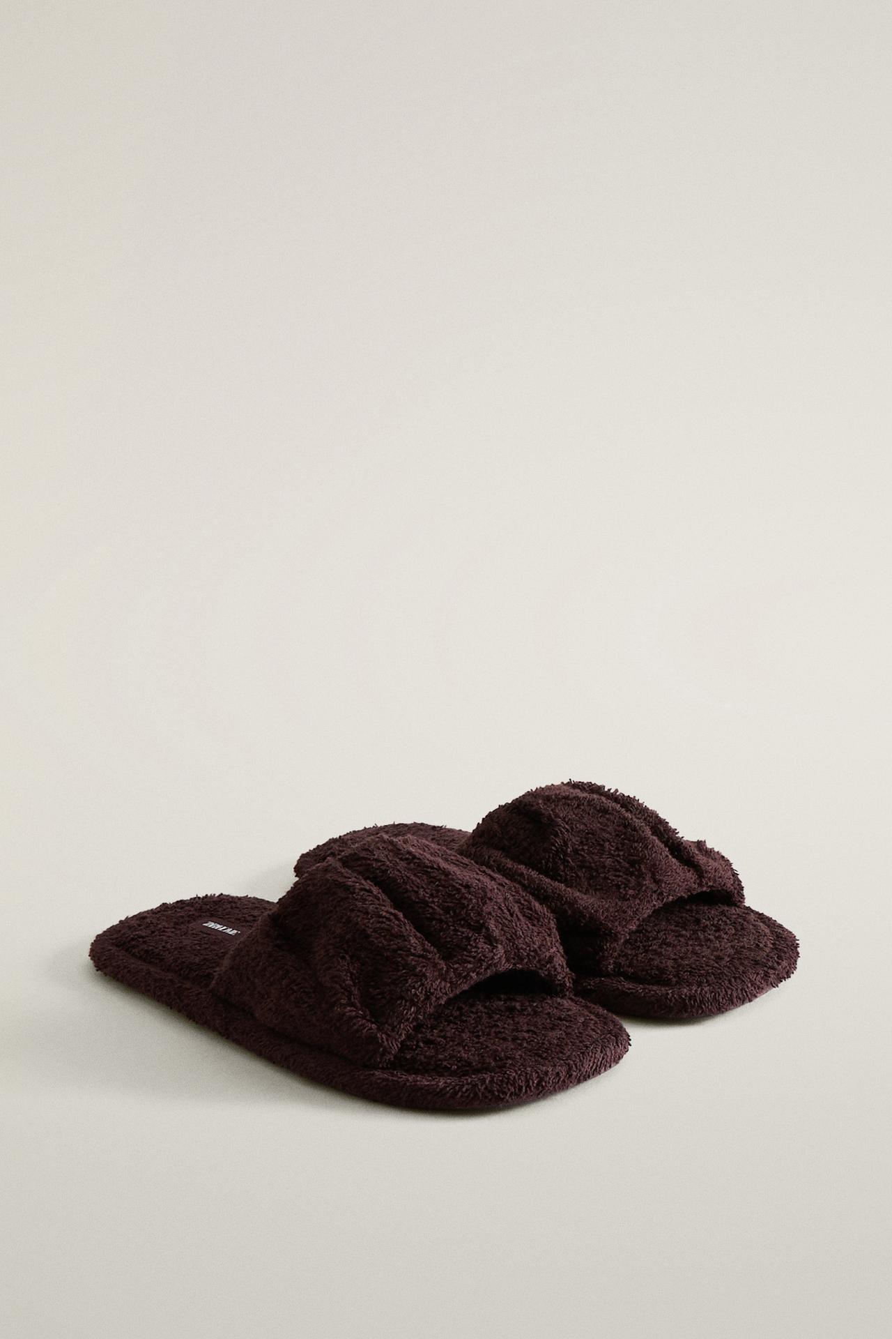 PLEATED TERRY BATH SLIDES — Burgundy Red