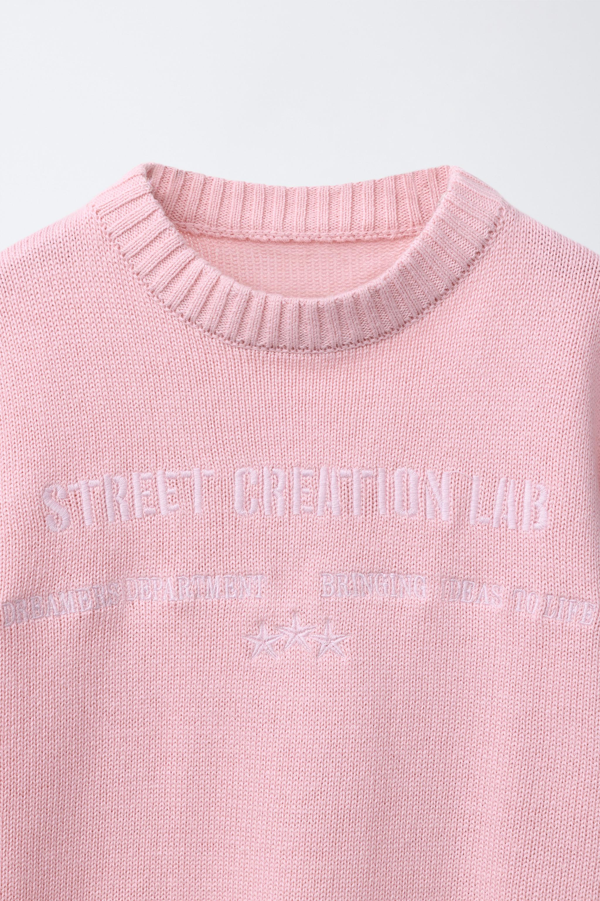 PULL EN MAILLE AVEC INSCRIPTION BRODÉE