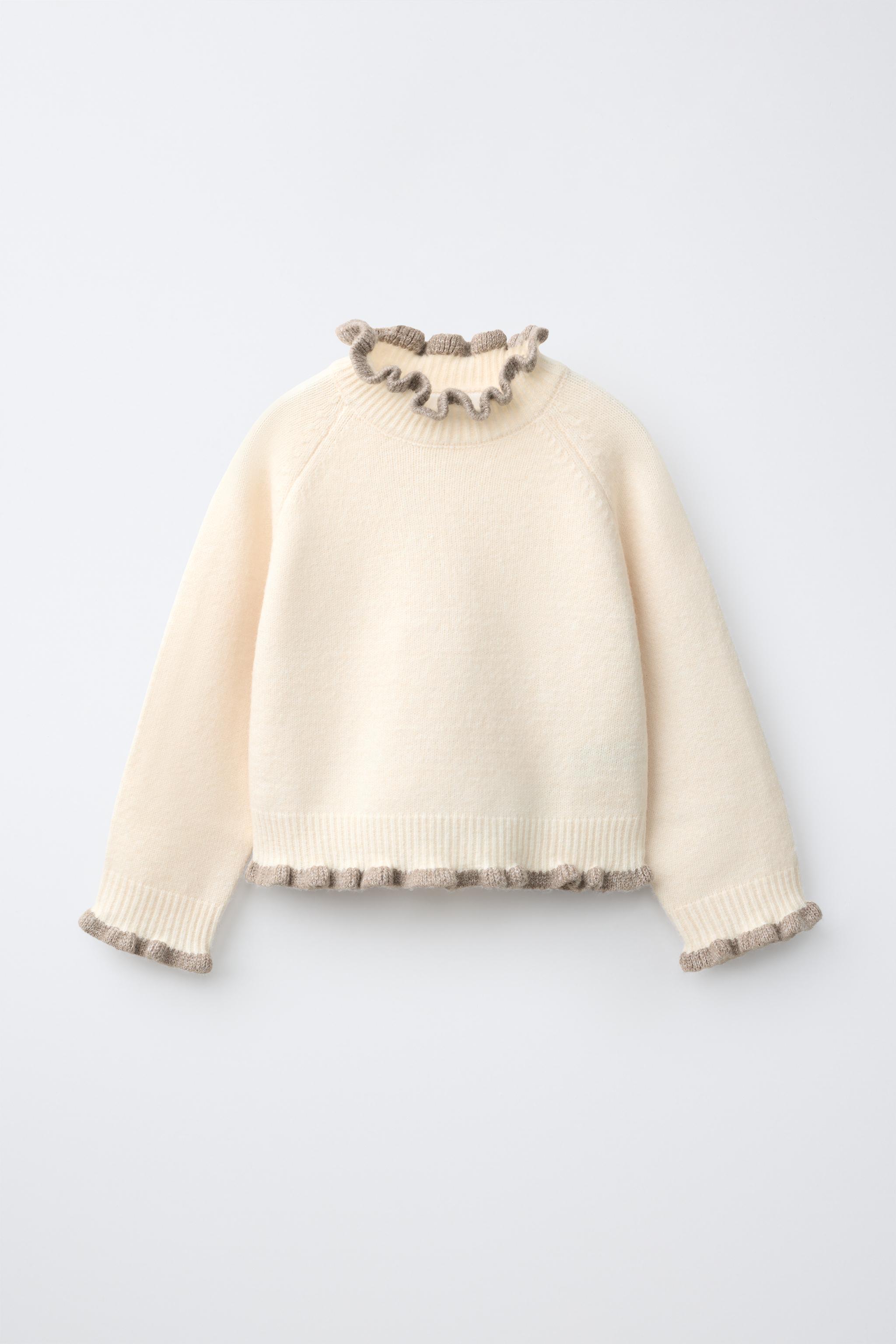 PULL EN MAILLE À VOLANTS CONTRASTANTS