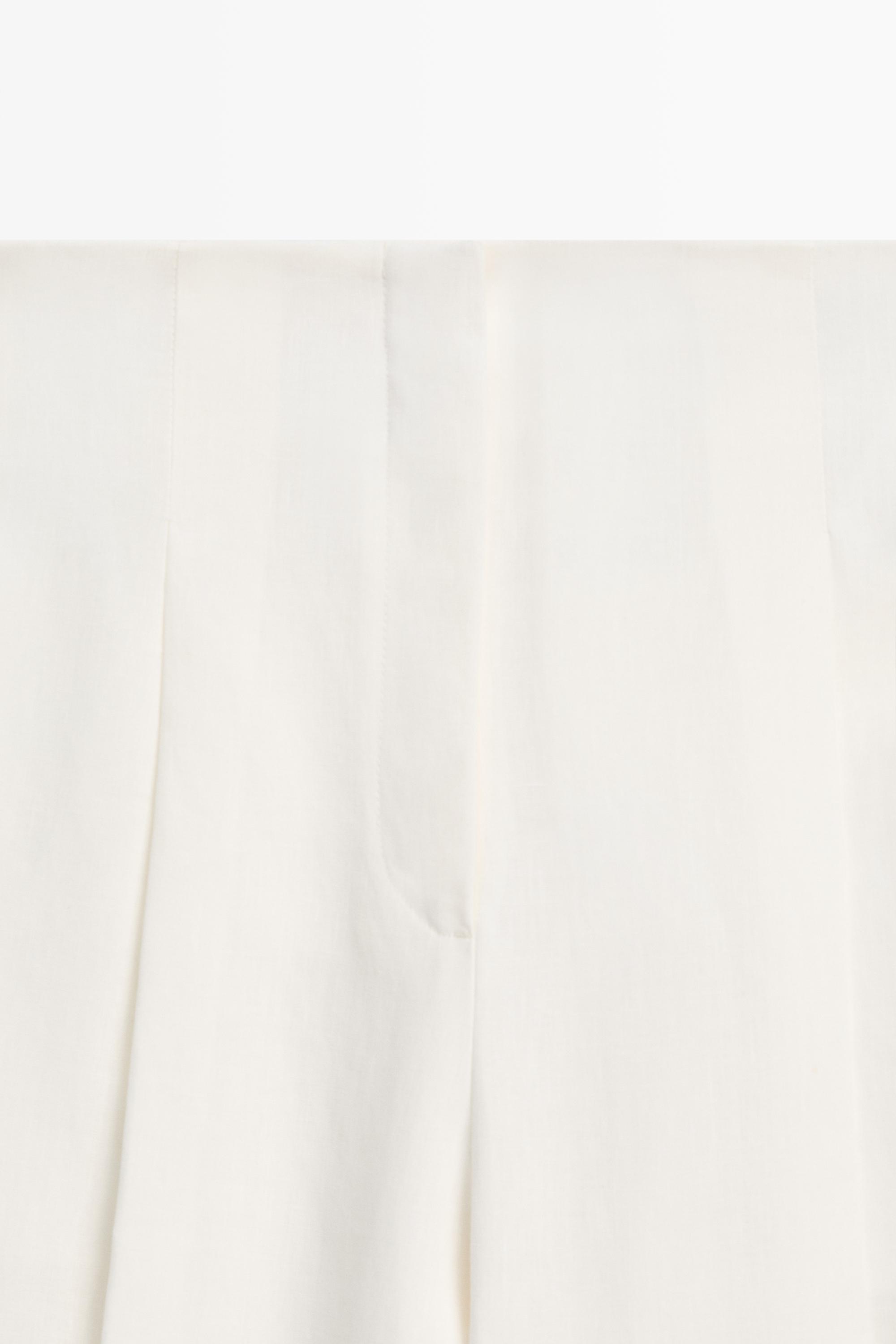 Linen trousers with darts