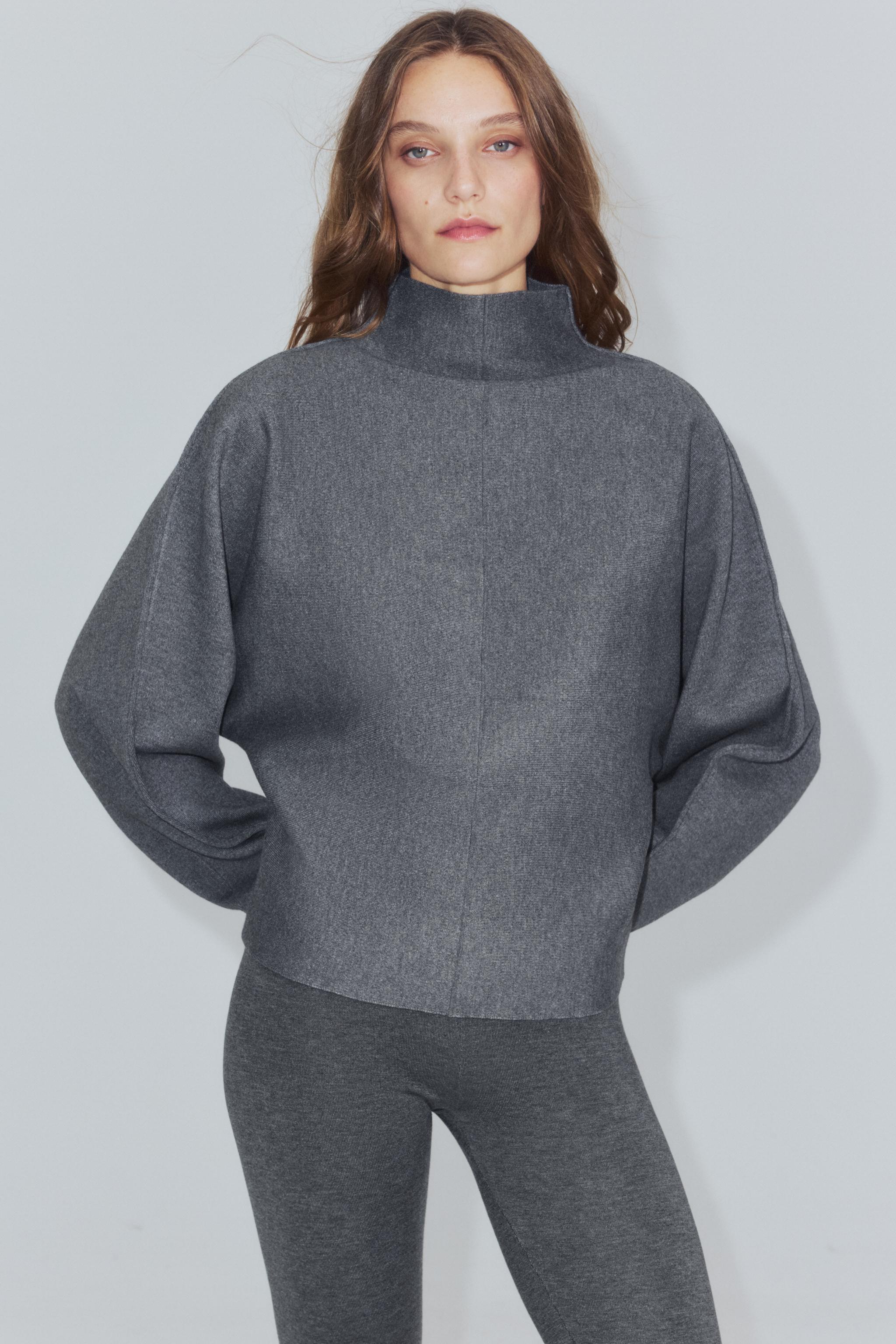 PULL EN MAILLE À COL MONTANT