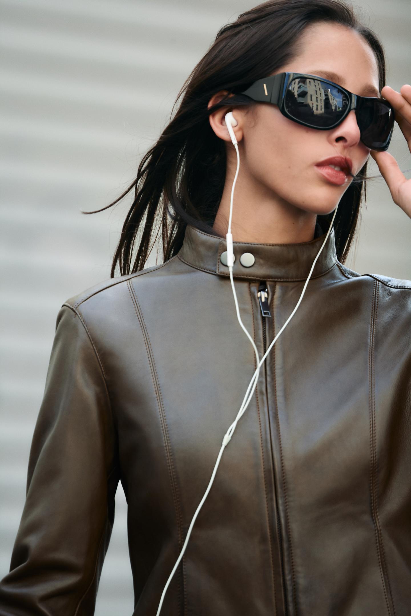 Женская куртка Zara 100% Leather Zip-Up, цвет: Серый зелёный — фото 2