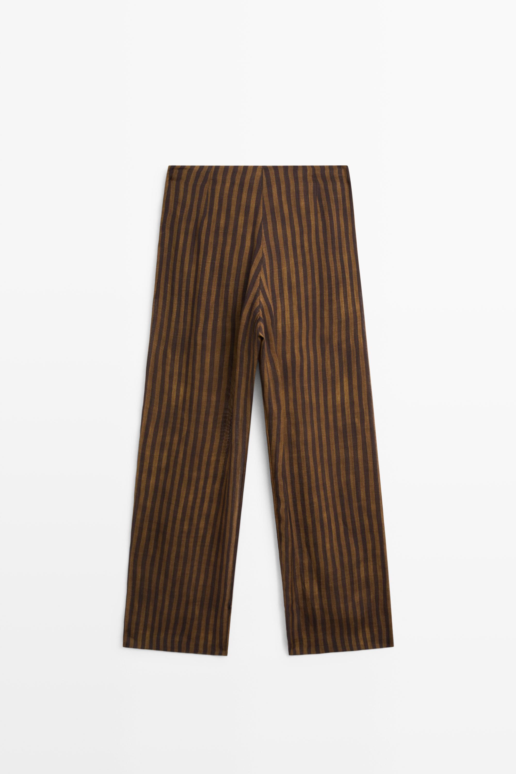 Flowing striped pants with button hem total look
