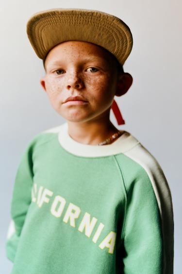 ТОЛСТОВКА С КОНТРАСТНЫМИ ПОЛОСАМИ И НАДПИСЬЮ — ЗЕЛЕНЫЙ от Zara