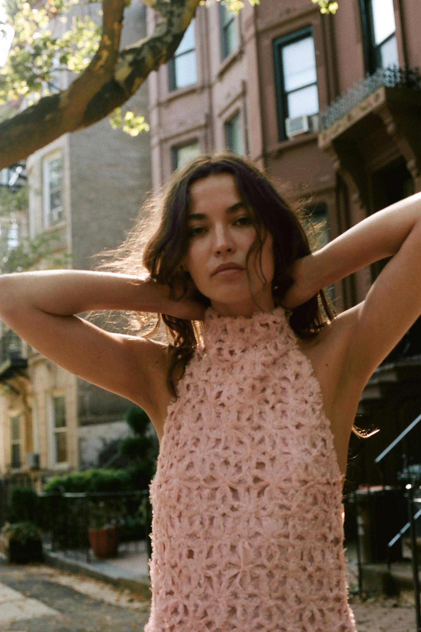 Женский топ Zara Asymmetric Halter Top, цвет: Белый / Розовый — фото 2