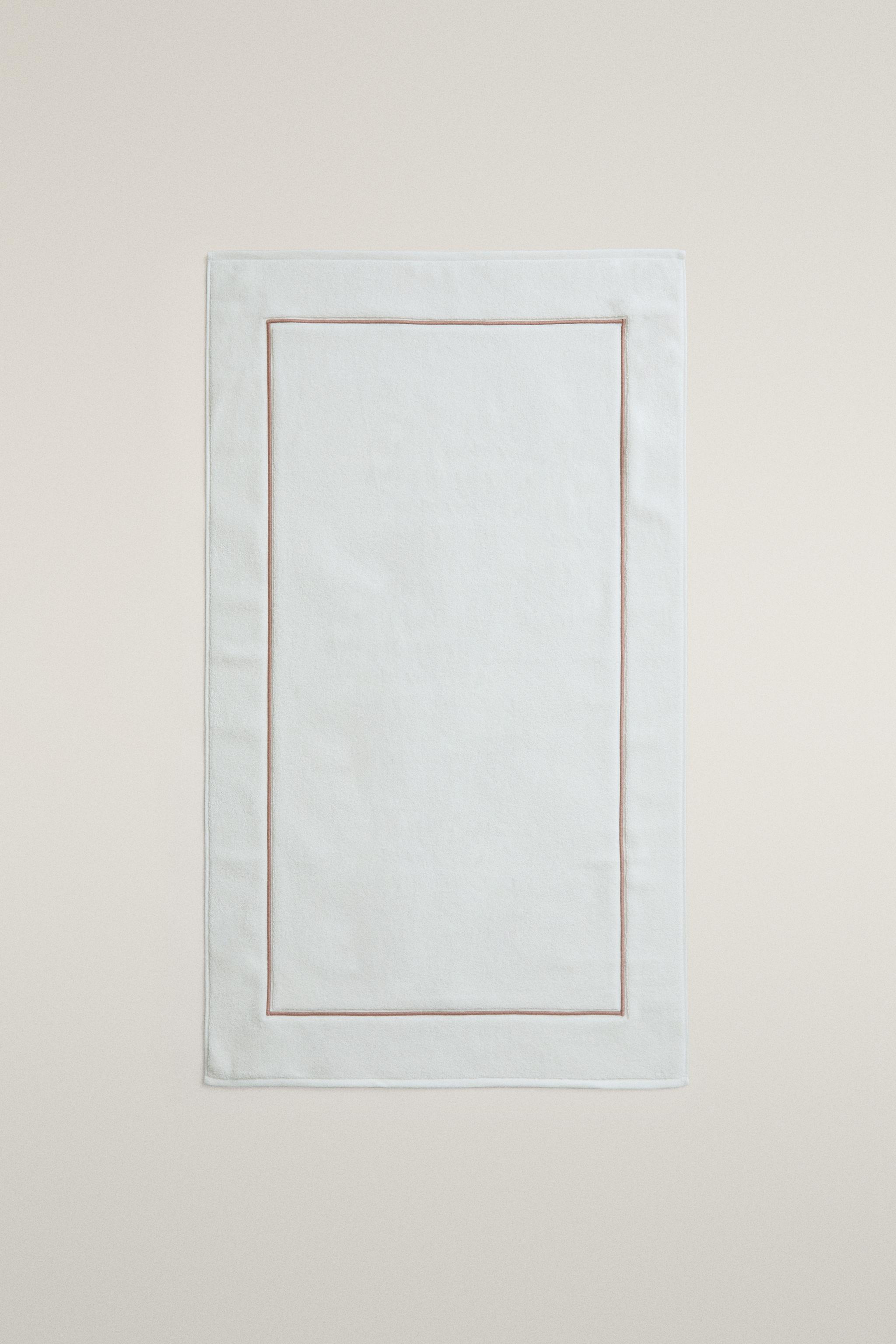EMBROIDERED SCALLOPED BATH MAT — Pale pink