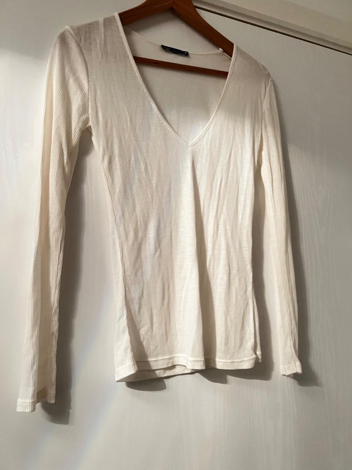 V-NECK RIBBED T-SHIRT