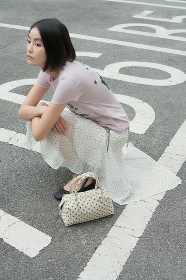 スプリットスエードボウリングバッグ、ドット柄エクリュZaraのスプリットスエードボウリングバッグ、ドット柄 - エクリュ