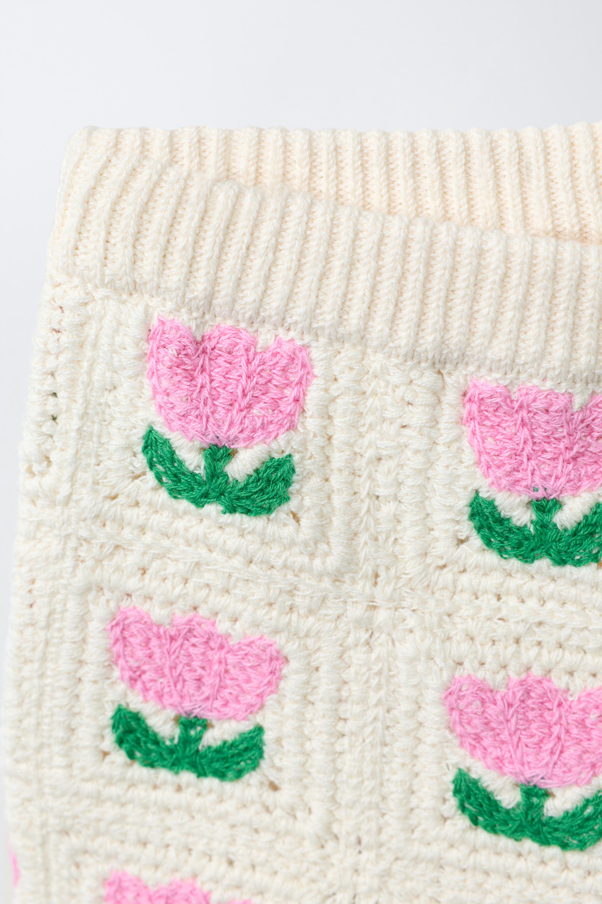 CROCHET KNIT SHORTS WITH FLOWERS