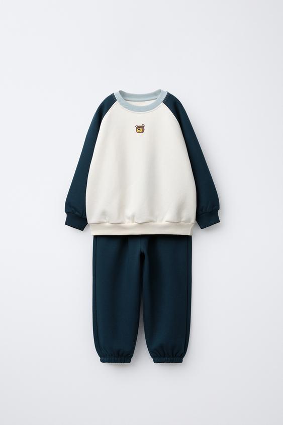CONJUNTO JOGGING SUDADERA Y PANTALÓN JOGGER OSITO COLOR BLOCK - Azul de Zara - Imagen 0
