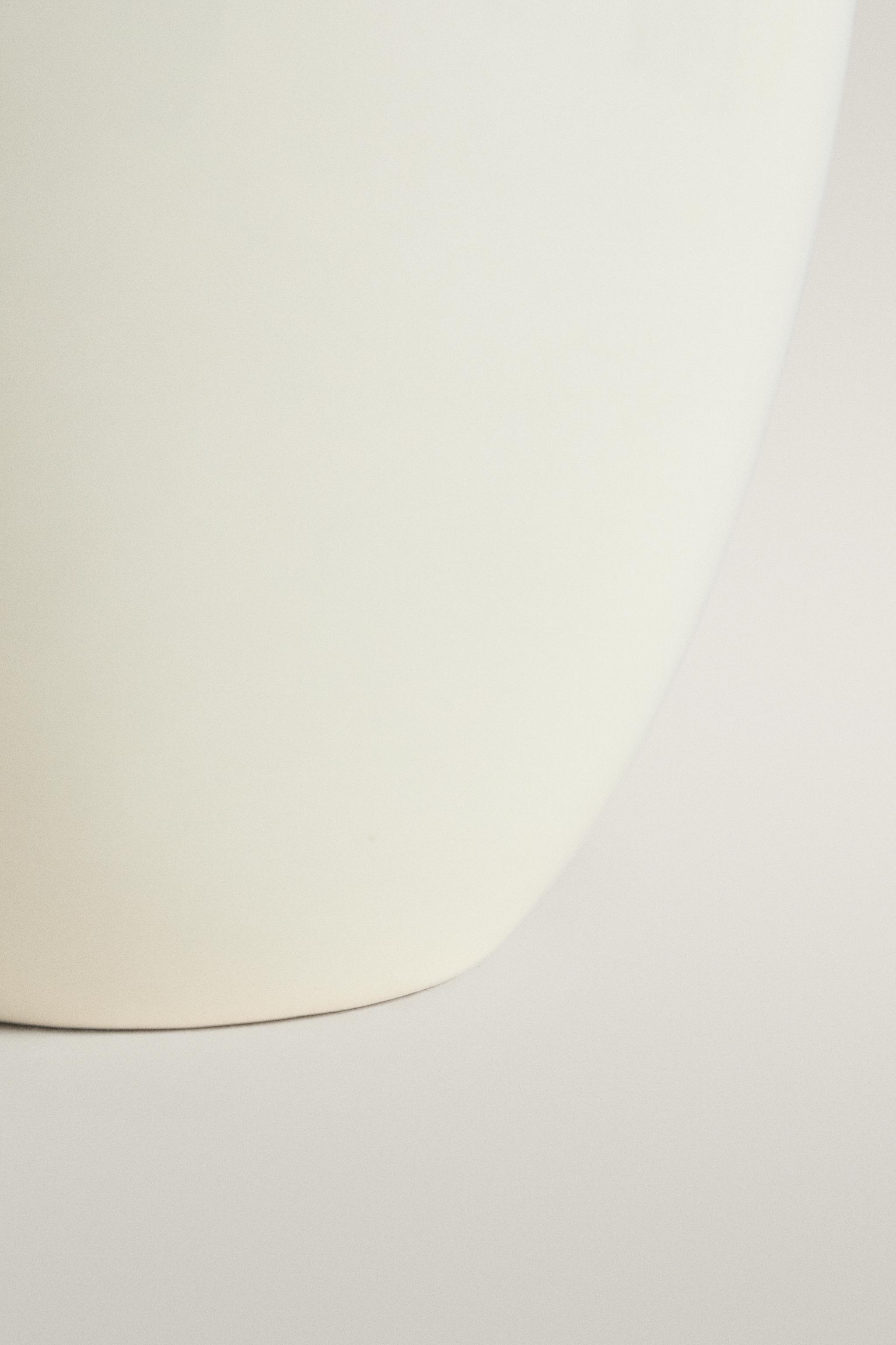 CREAM CERAMIC DECORATIVE VASE