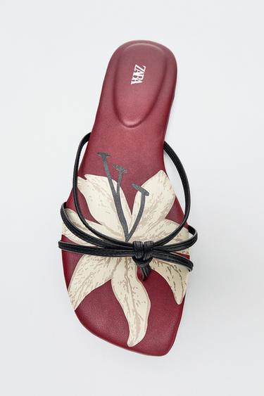 SANDALIA PLANA ESTAMPADA - Rojo Burdeos de Zara