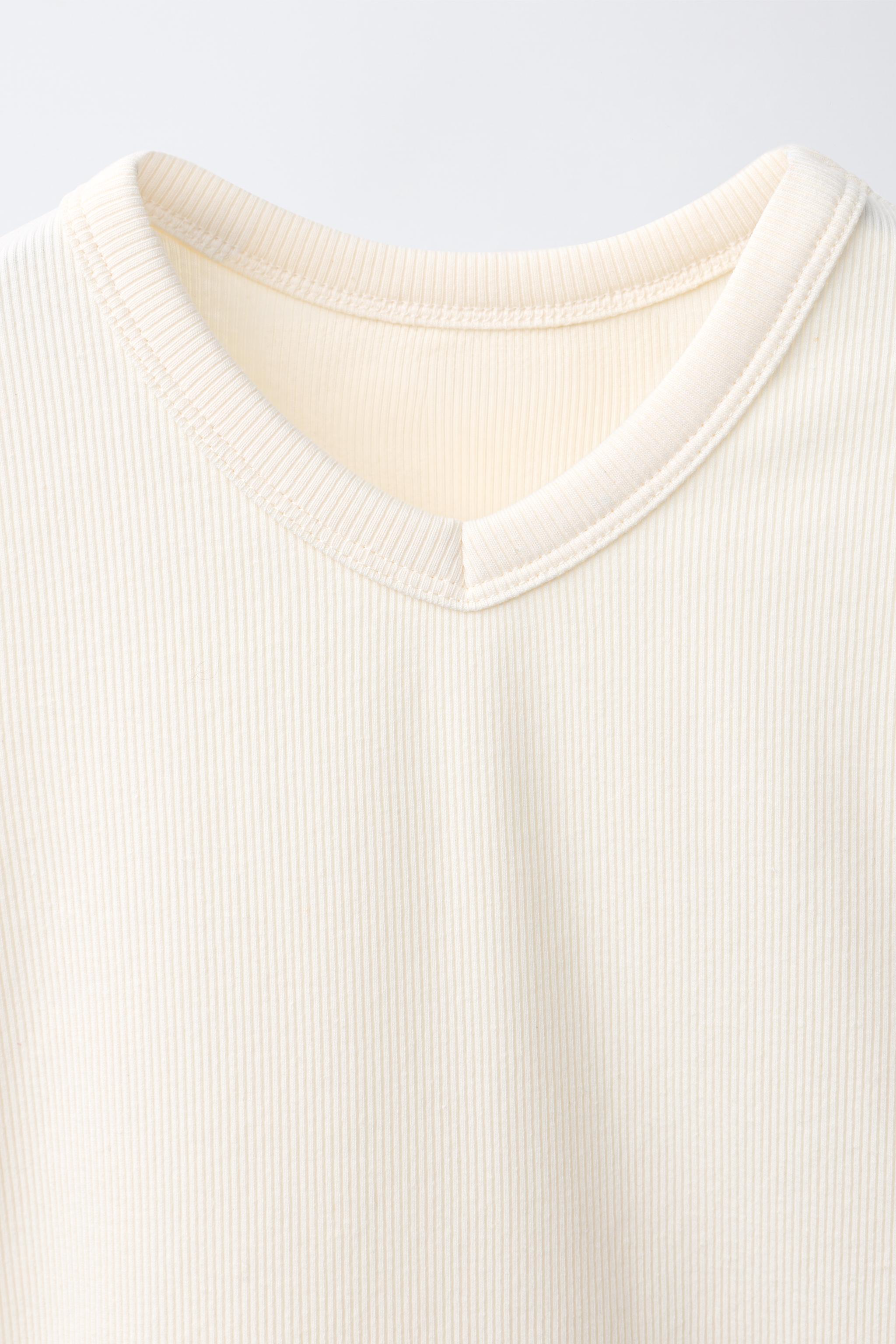 RIBBED V-NECK T-SHIRT