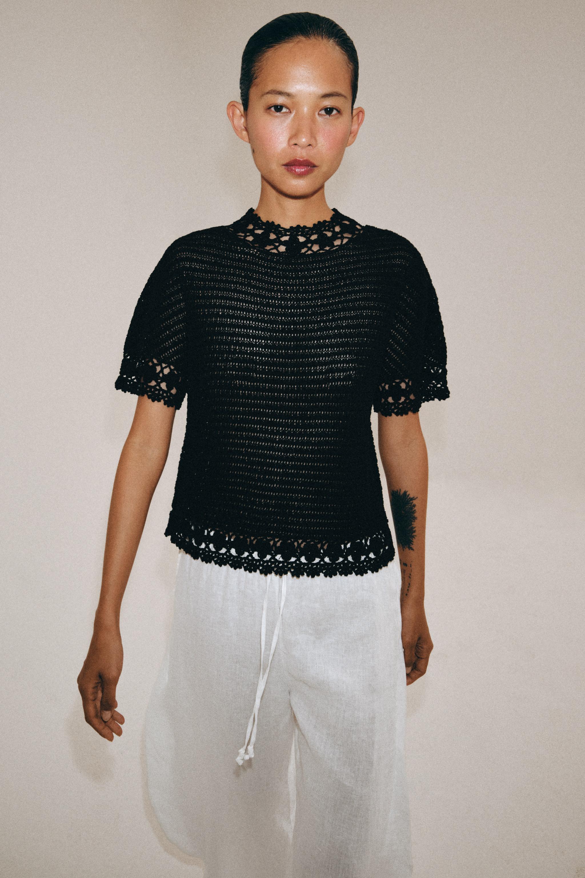 Top Din Tricot cu Guler Inalt si Flori