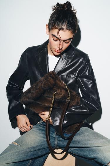 BOLSO DE HOMBRO EFECTO PELO - Marrón de Zara