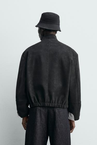 BLOUSON EN MATIÈRE SYNTHÉTIQUE TEXTURÉ - Noir de Zara - Image 2