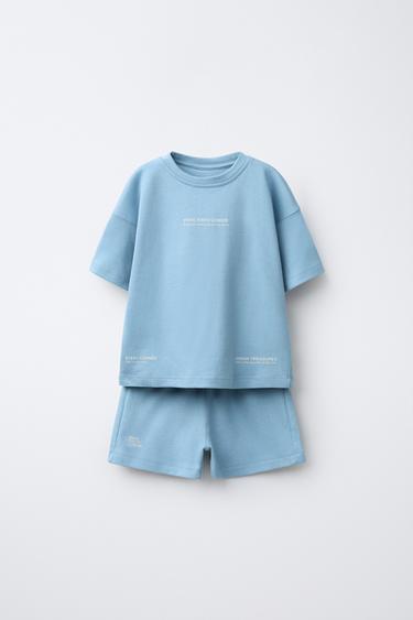 CONJUNTO CAMISETA Y BERMUDA TEXTO - Celeste de Zara