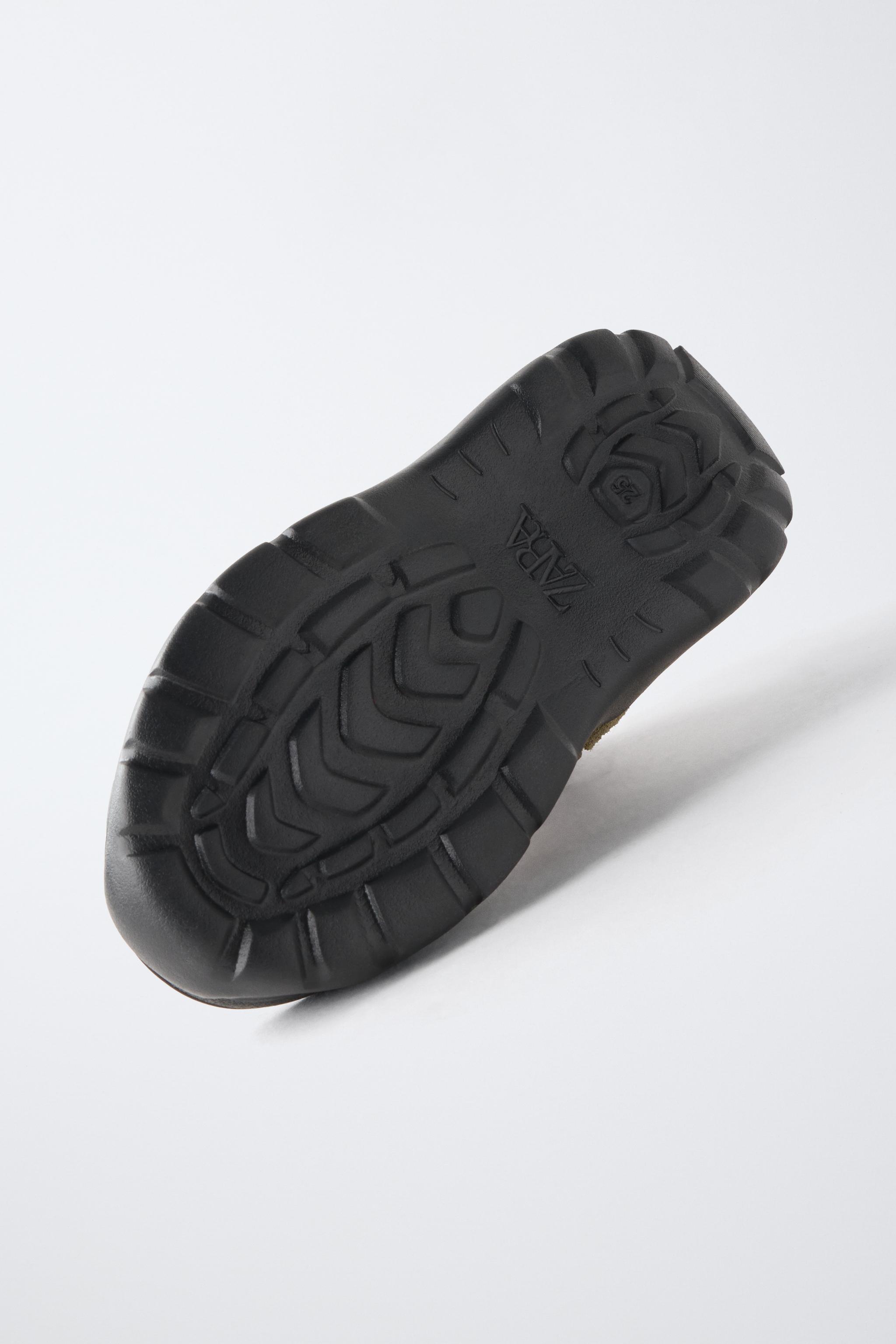 TREKKING BOOTS