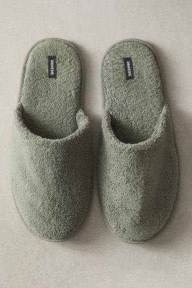 ZAPATILLA TOALLA BAÑO - Verde Caqui de Zara