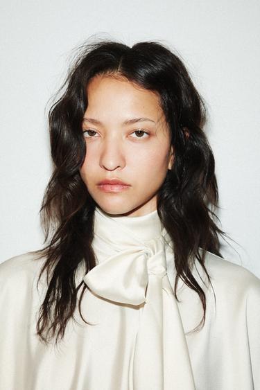 ROBE COURTE SATINÉE FOULARD - Blanc cassé de Zara - Image 2