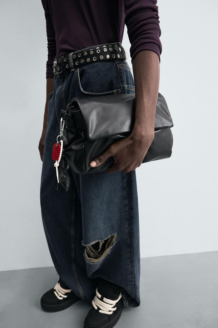 UMHÄNGETASCHE MIT ÜBERSCHLAG UND SCHLÜSSELANHÄNGER Schwarz