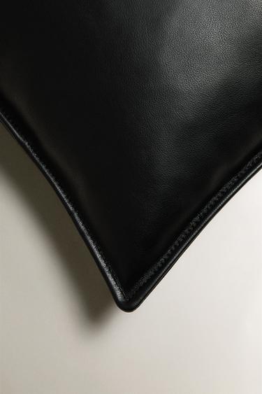 HOUSSE DE COUSSIN CUIR SURPIQÛRE - Noir de Zara - Image 1