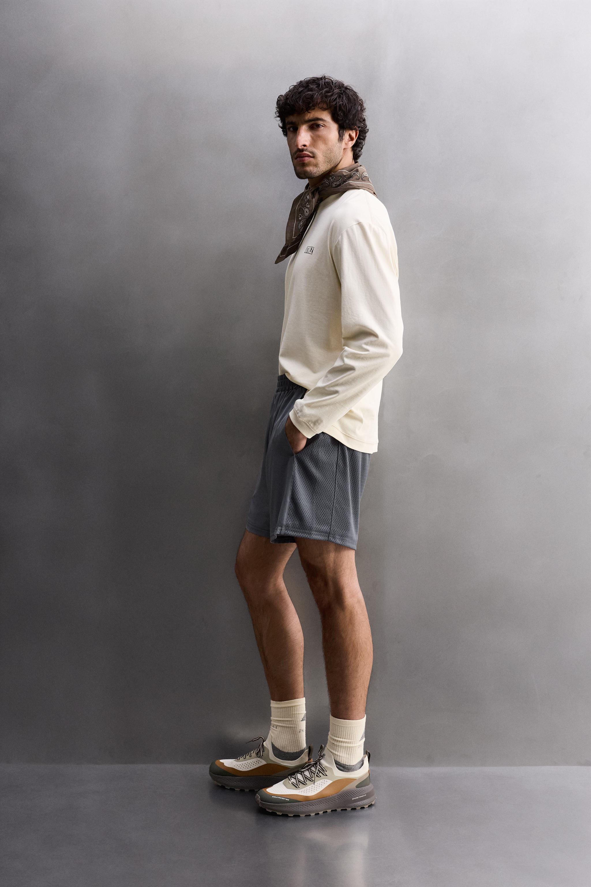 GRAPHIC PRINT TRAINING T-SHIRT