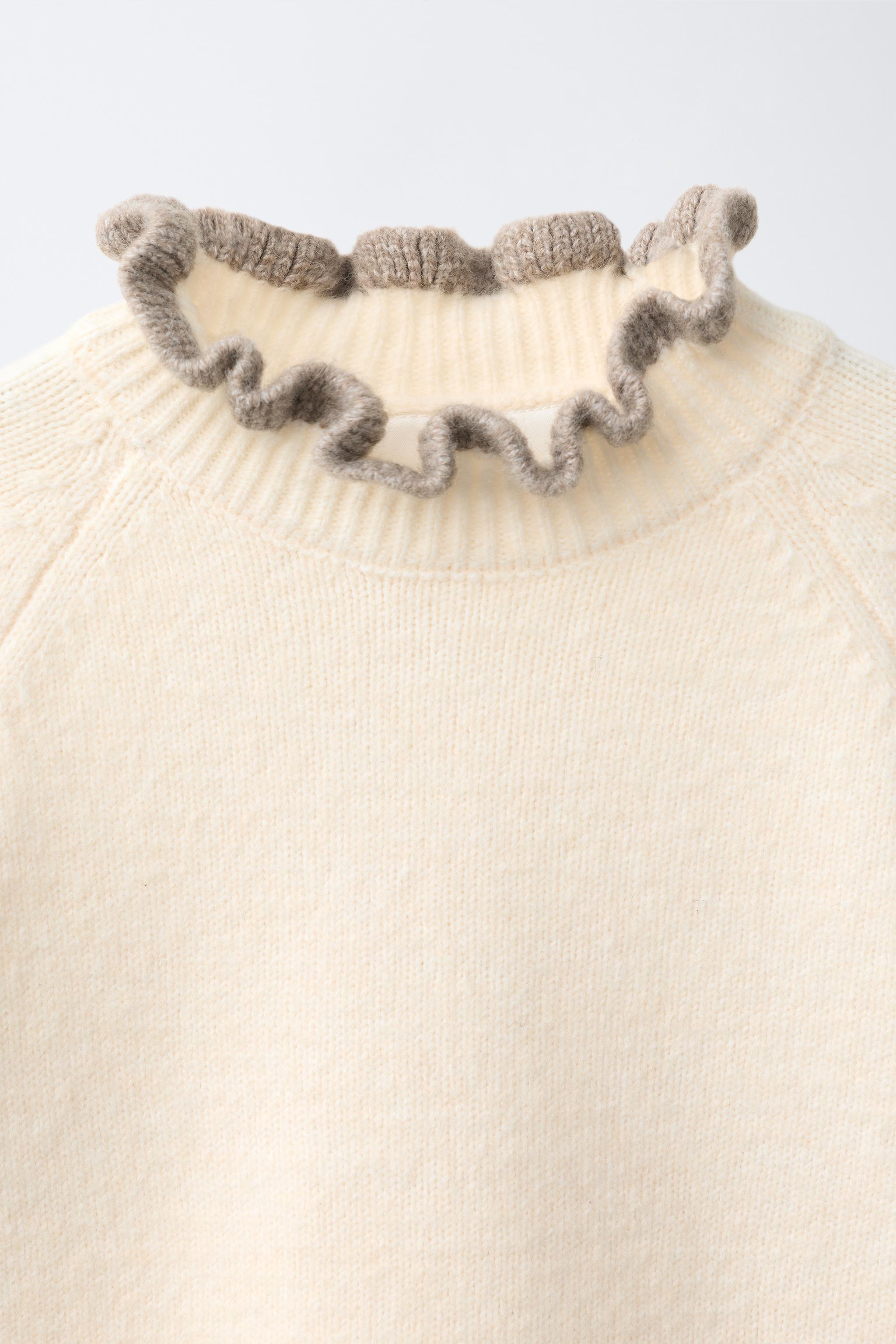 PULL EN MAILLE À VOLANTS CONTRASTANTS