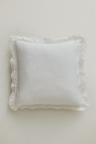 COTTON CUSHION COVER WITH EMBROIDERED RUFFLE TRIM - Ecru Zara